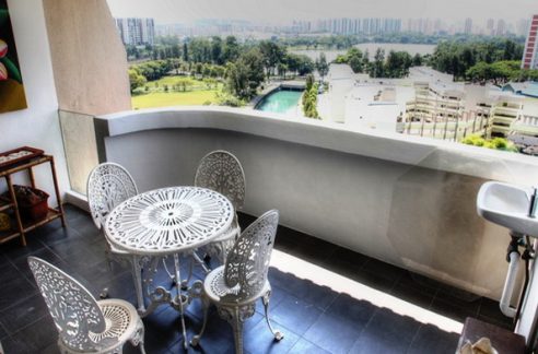 Penthouse sale at Lakepoint Condo. 4Bedroom. Large Rooms Unblocked View